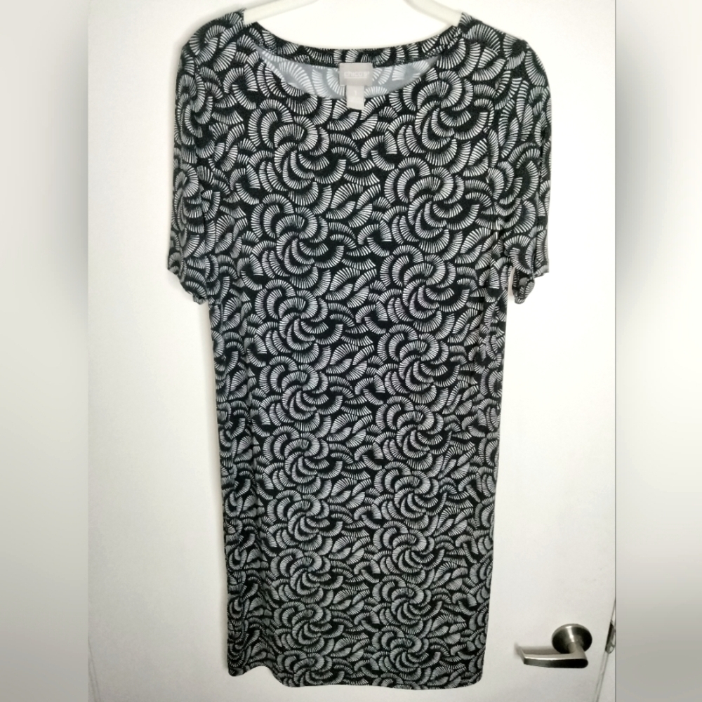 Chico's (Size 1/M/8) Black & White Stretch All-Over Patterned SS Shift Dress